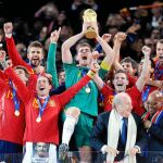 Los jugadores españoles celebran el triunfo de la Selección en el Mundial de Suráfrica. Fue el 11 de julio de 2010. A los pies de Casillas, Blatter muestra también su alegría