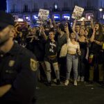 La Policía Nacional junto a los manifestantes durante la concentración de la Puerta del Sol el pasado 1-O