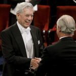 El escritor Mario Vargas Llosa recoge la medalla y el diploma que le reconocen premio Nobel de Literatura en 2010
