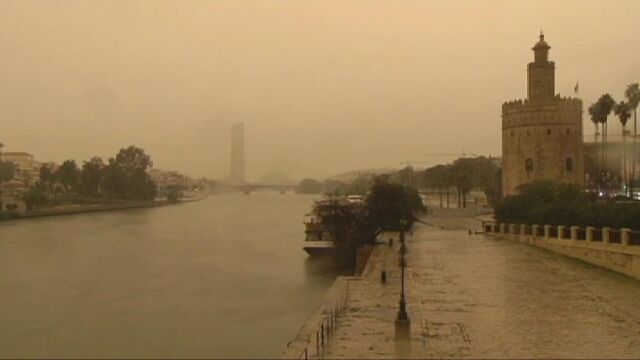 Sevilla amanecía envuelta en una nube de polvo