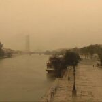 Sevilla amanecía envuelta en una nube de polvo