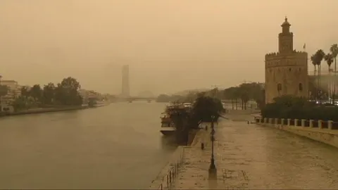 Sevilla amanecía envuelta en una nube de polvo