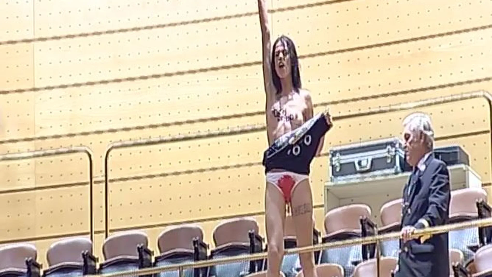 La activista de Femen que ha irrumpido en el Senado