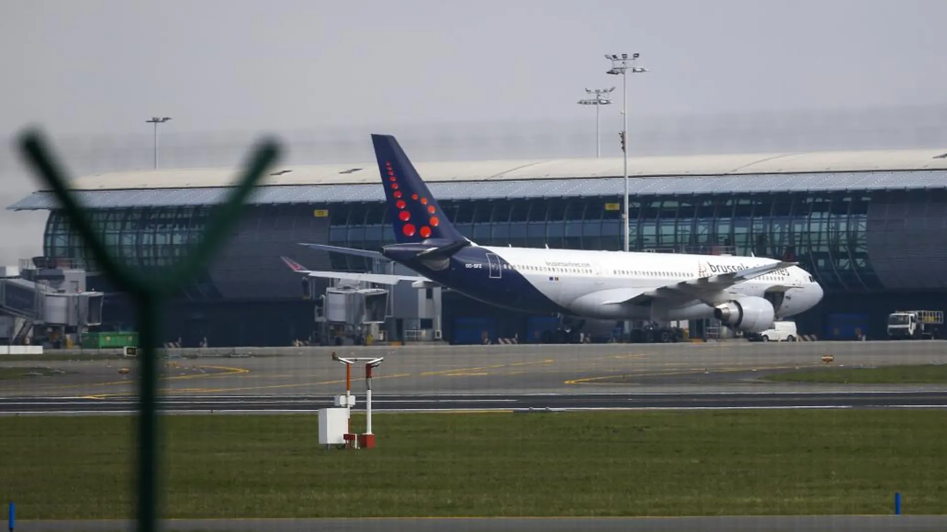Imagen de un avión estacionado en la pista del aeropuerto de Zaventem