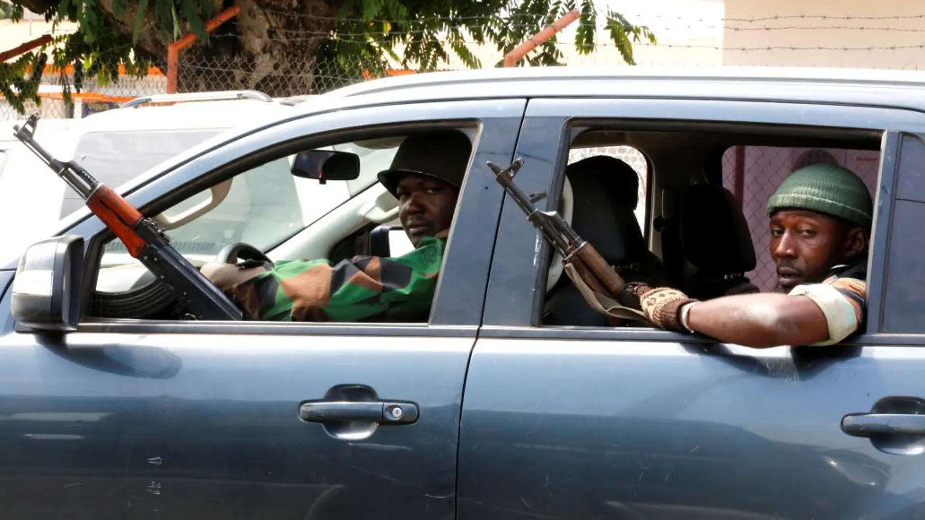 Soldados amotinados en un coche en Bouaké la semana pasada