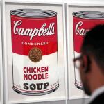 Las muchas variantes de la lata de sopa Campbell’s es una de las estrellas de la exposición que acaba de inaugurarse en Barcelona