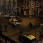 El hombre fue rodeado por varios policías a los que amenazó