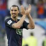 Zlatan Ibrahimovic, aplaude durante el partido de la final de la Copa de Francia