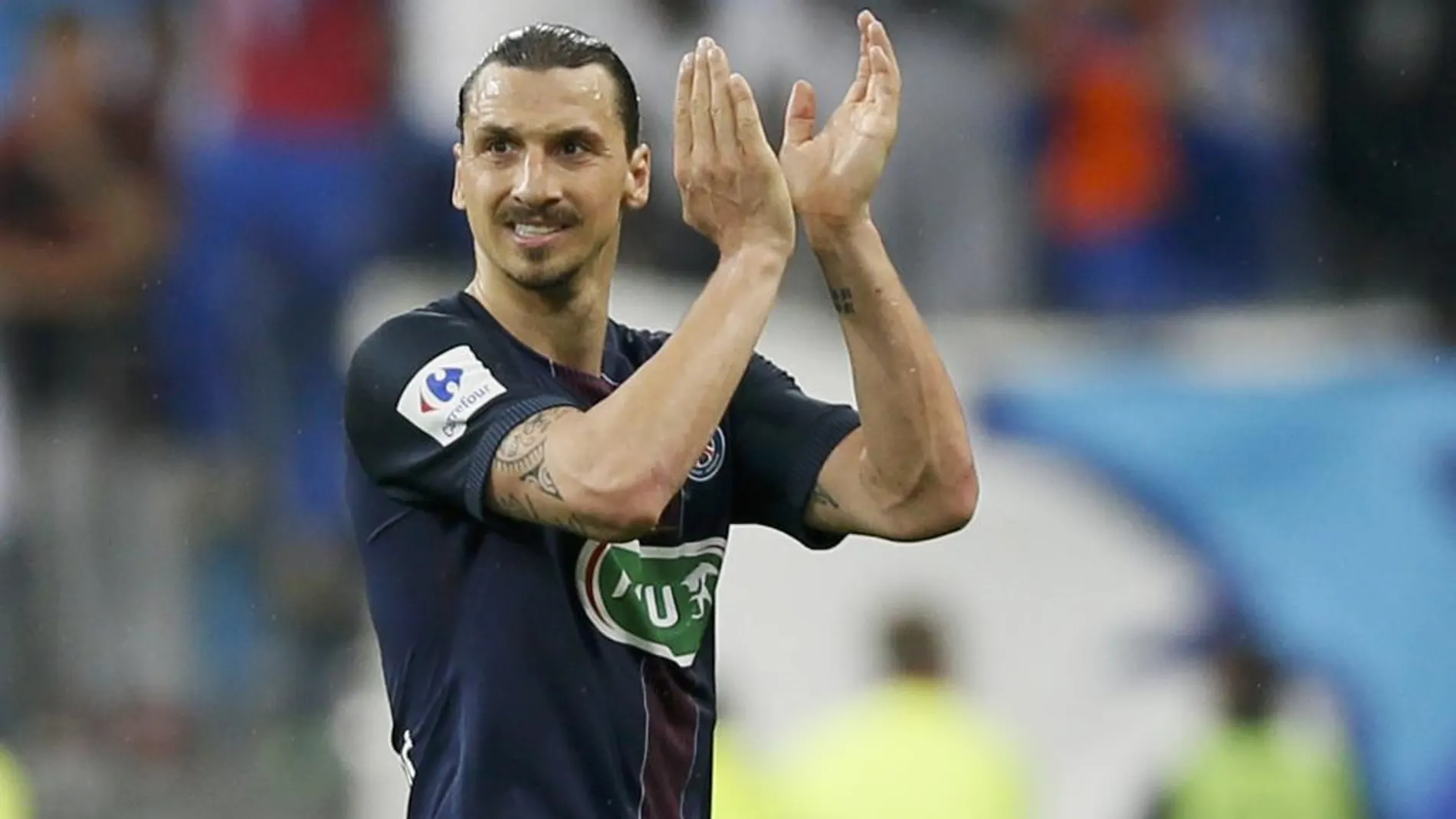 Zlatan Ibrahimovic, aplaude durante el partido de la final de la Copa de Francia