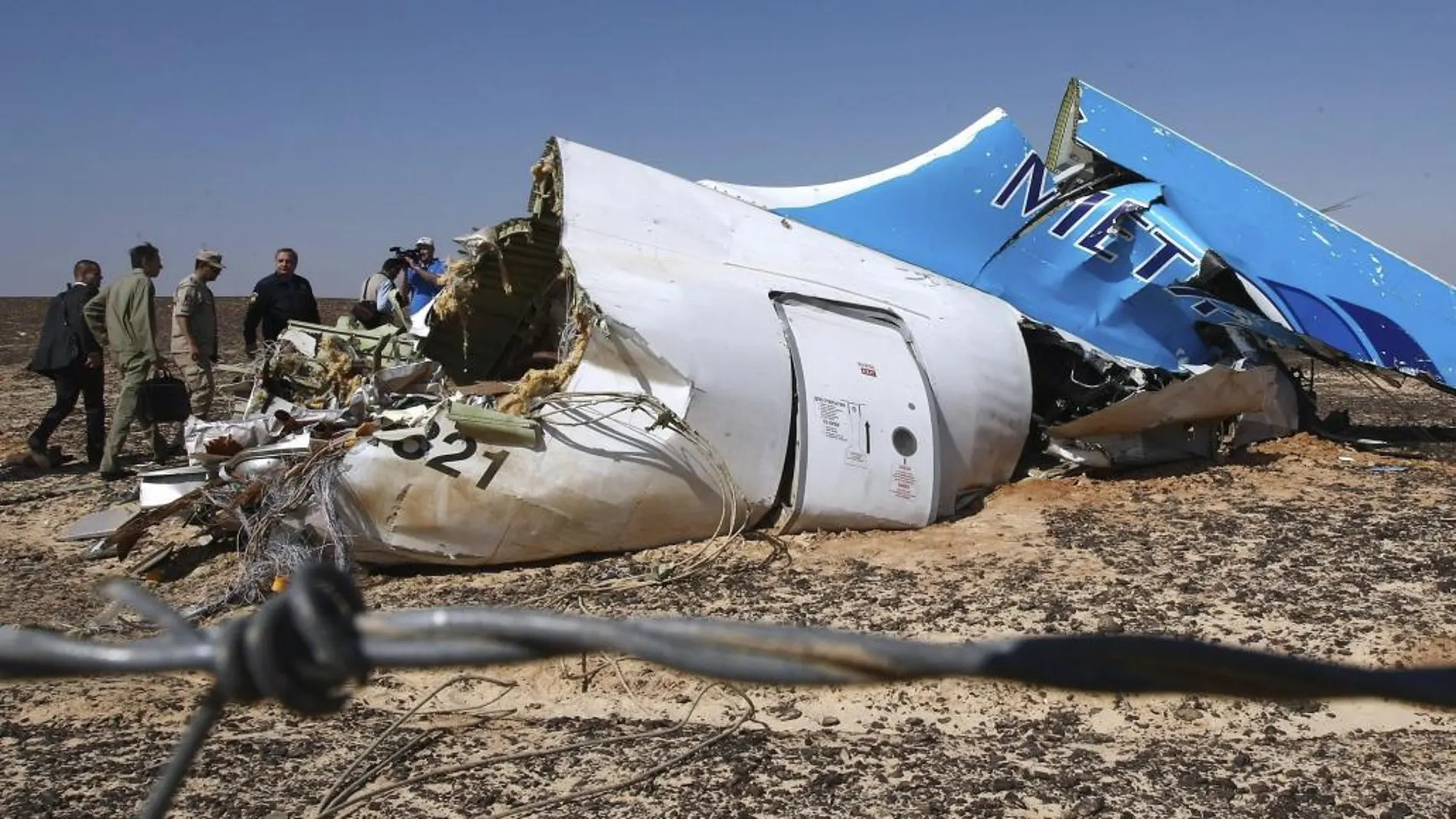 El ministro de Situaciones de Emergencia ruso, Vladimir Puchkov observa el fuselaje del avión siniestrado en el Sinaí (Egipto).