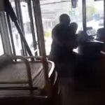 Momentos en el que el pasajero desarma a su agresor