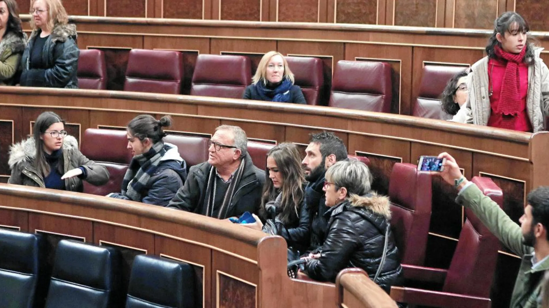 Un grupo de ciudadanos hace fotos con sus móviles ayer en la segunda jornada de puertas abiertas del Congreso de los Diputados