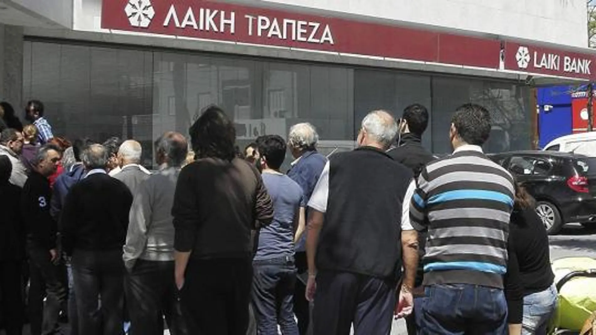 Varias personas hacen cola a las puertas de una sucursal de Laiki Bank en Limassol (Chipre) hoy, jueves 28 de marzo de 2013.