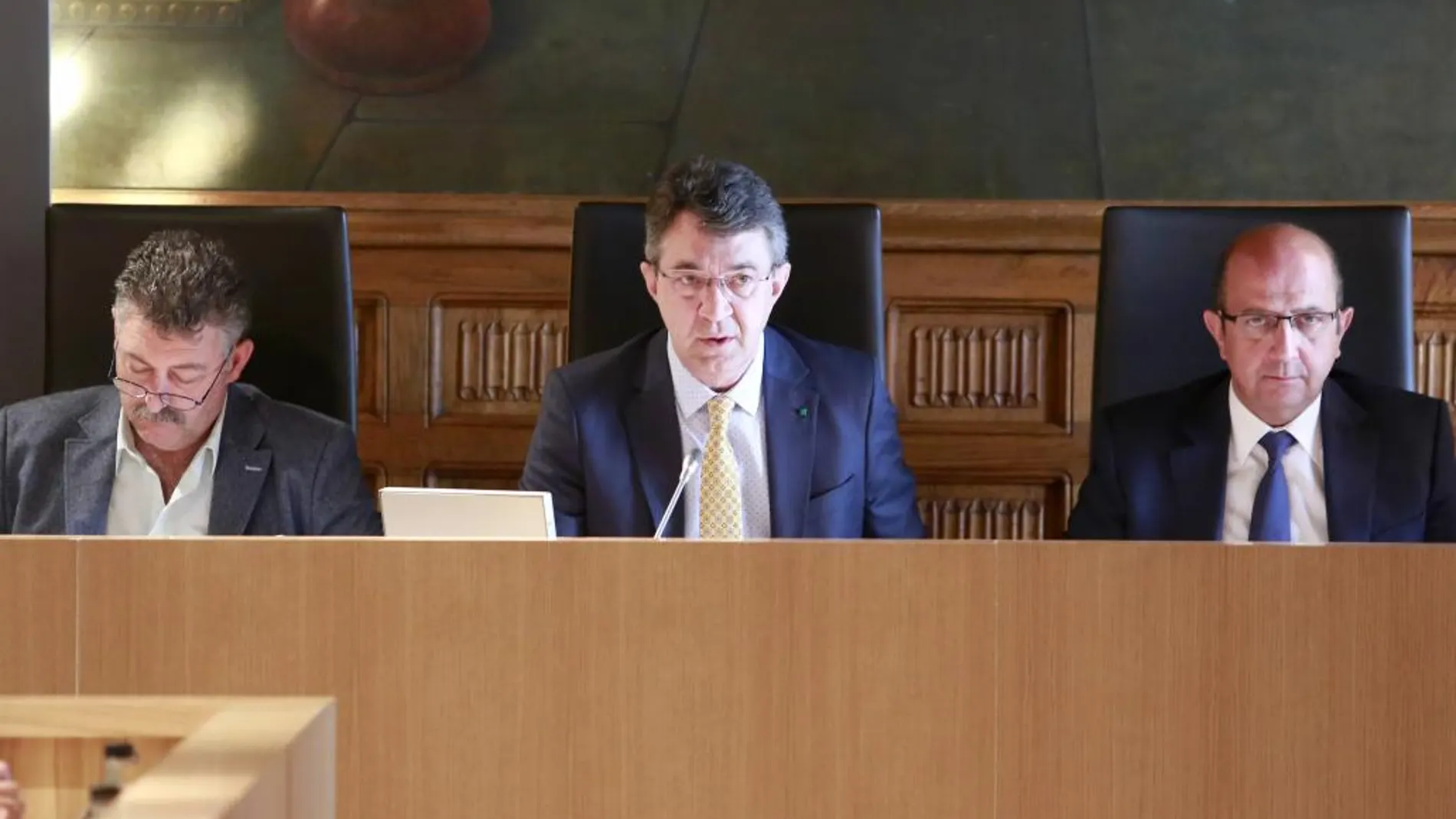 Juan Martínez Majo preside el Pleno de la Diputación de León