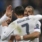 Karim Benzema celebra con Ronaldo uno de los goloes