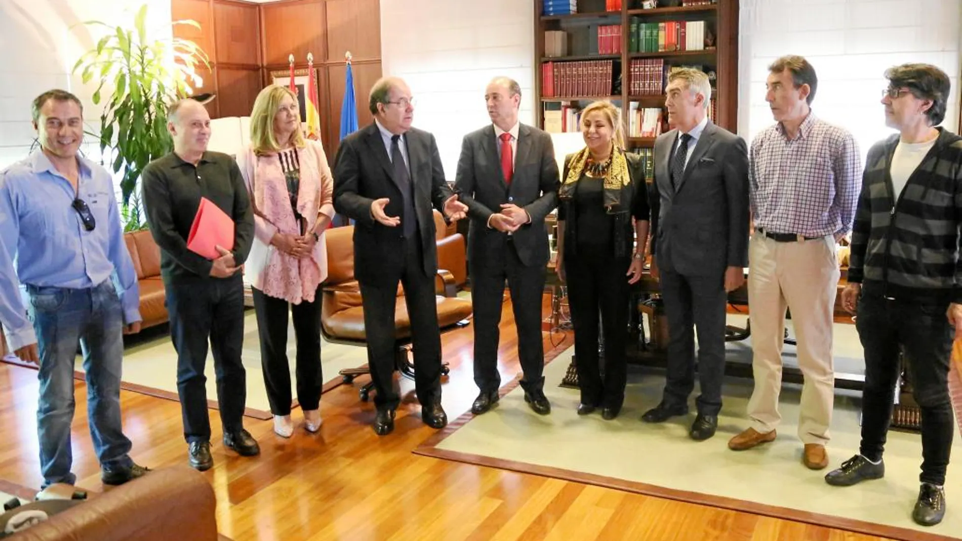 Herrera, Rosa Valdeón y Pilar del Olmo, tras alcanzar el acuerdo con los sindicatos y los empresarios