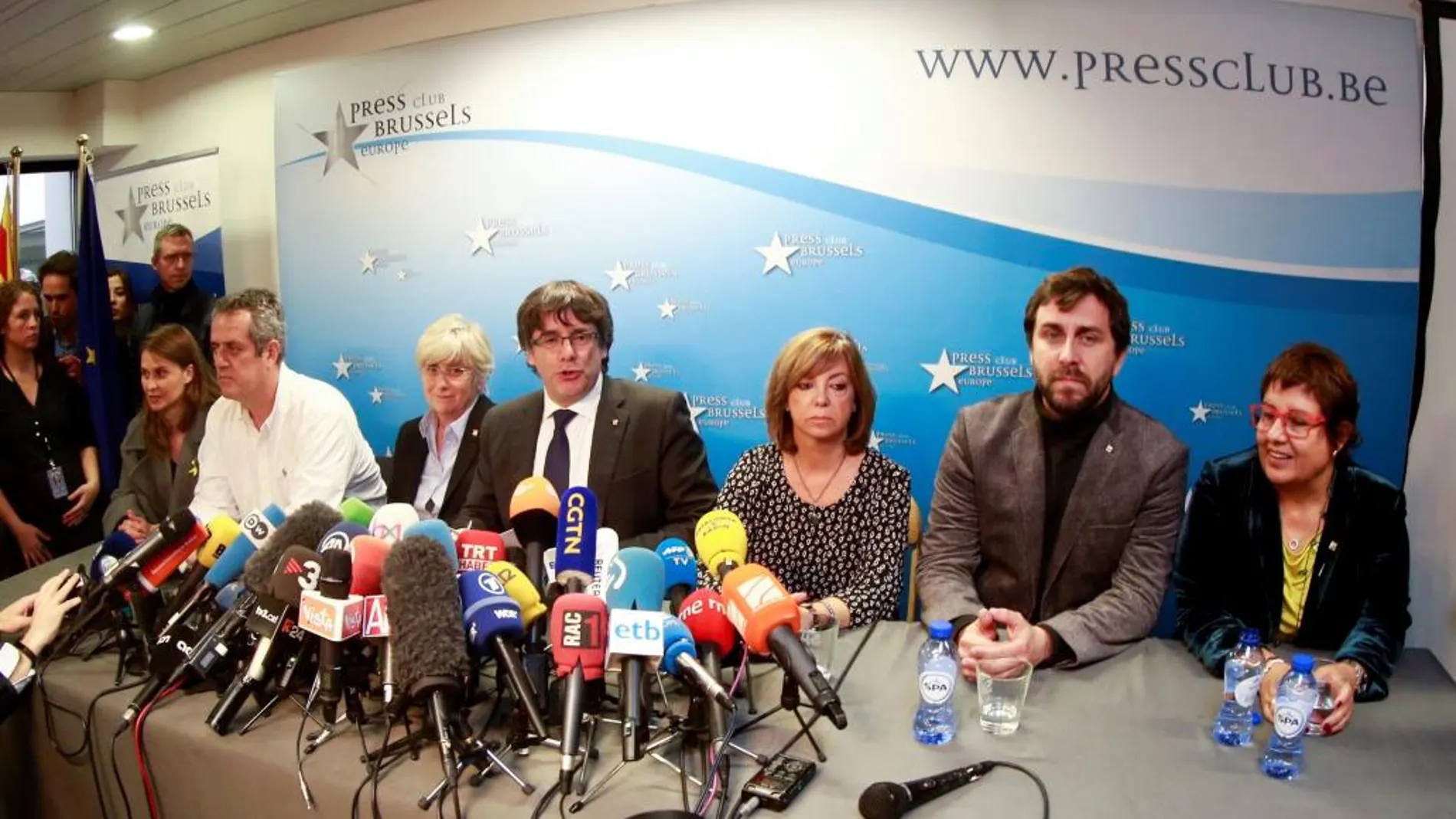 Carles Puigdemont acompañado por cinco de sus antiguos consejeros.