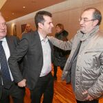 El que fuera secretario general del PSOE de Castilla y León, Jesús Quijano, saluda al actual, Luis Tudanca, en presencia de José Francisco Martín