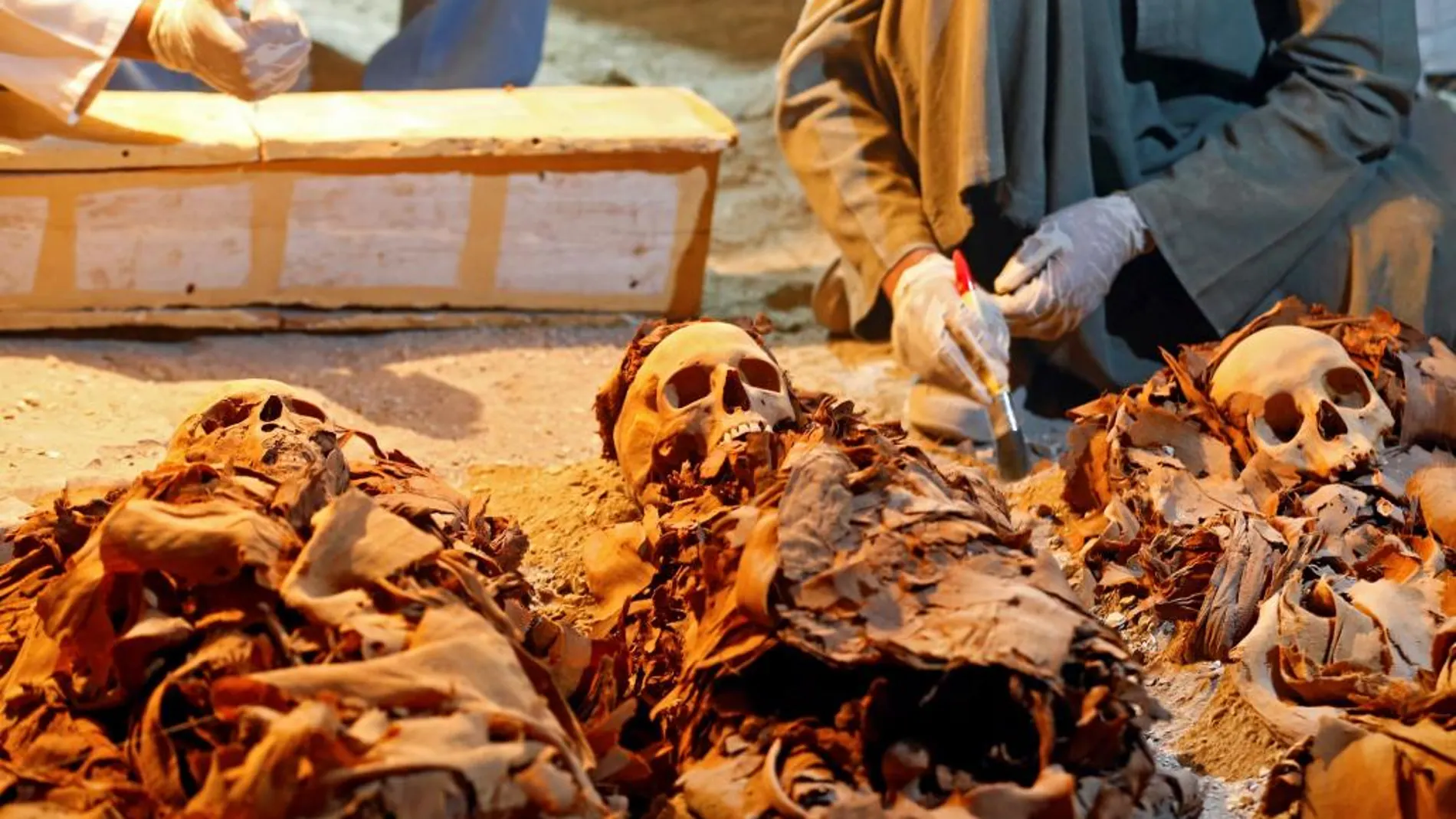 En la tumba han encontrado las momias de una mujer y dos hermanos