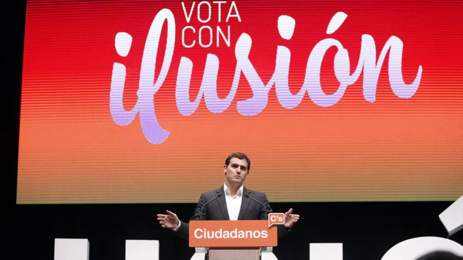 El candidato de Ciudadanos a la Moncloa, Albert Rivera, en el mitin de la plaza de Santa Ana, en Madrid