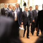 El presidente de Rusia Vladimir Putin (c) camina en medio de su equipo de seguridad en la Asamblea General de la ONU