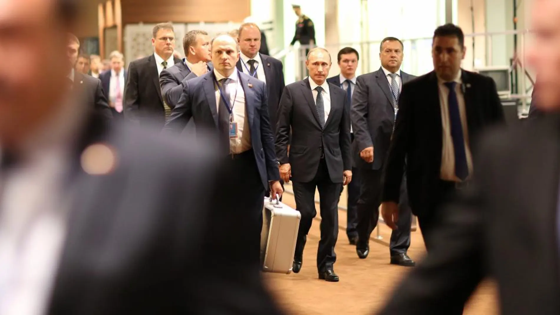 El presidente de Rusia Vladimir Putin (c) camina en medio de su equipo de seguridad en la Asamblea General de la ONU
