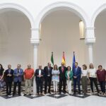 La presidenta de la Junta, Susana Díaz, con los representantes de la mesa del Tercer Sector antes de la reunión celebrada en el Palacio de San Telmo