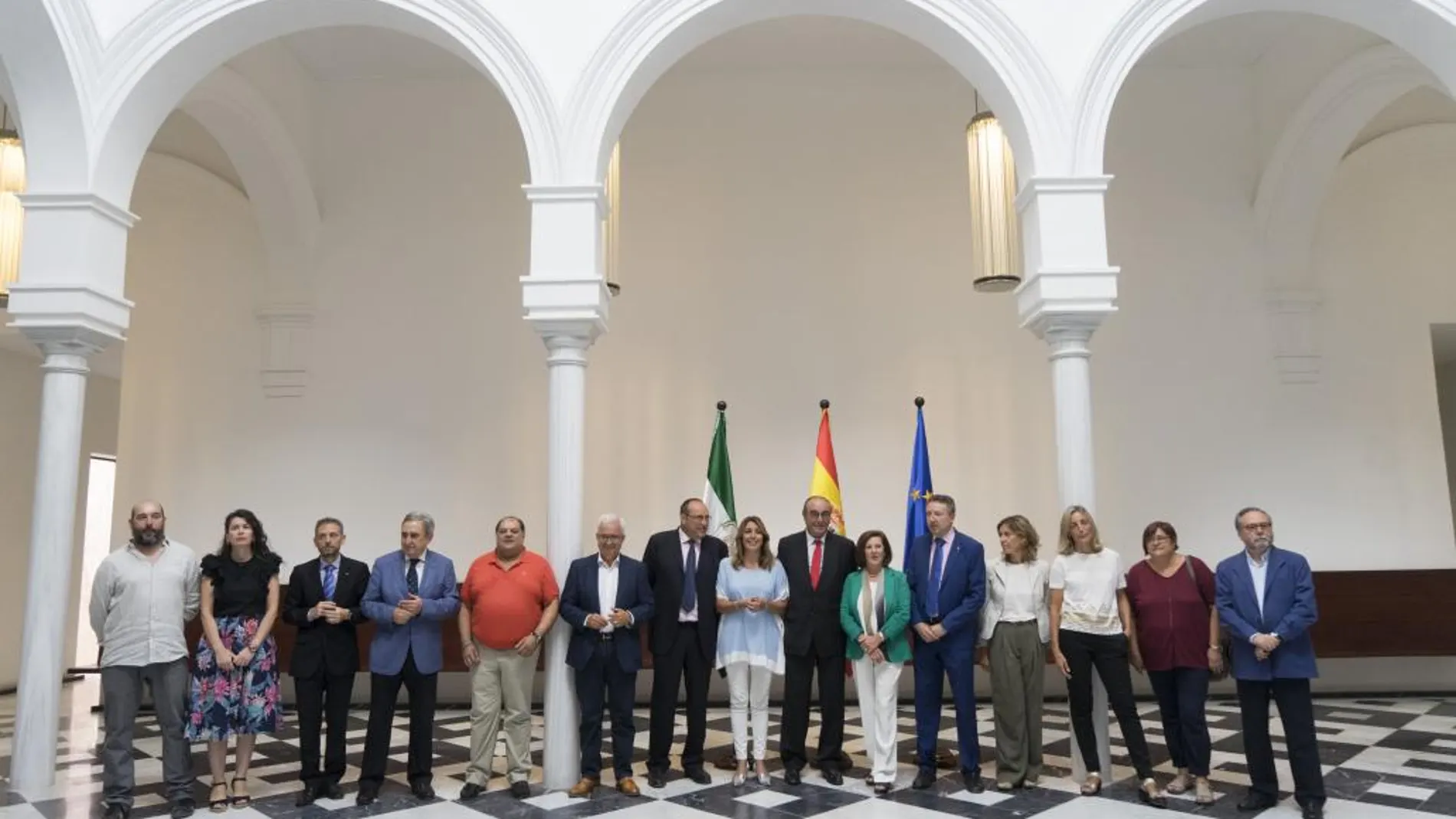 La presidenta de la Junta, Susana Díaz, con los representantes de la mesa del Tercer Sector antes de la reunión celebrada en el Palacio de San Telmo