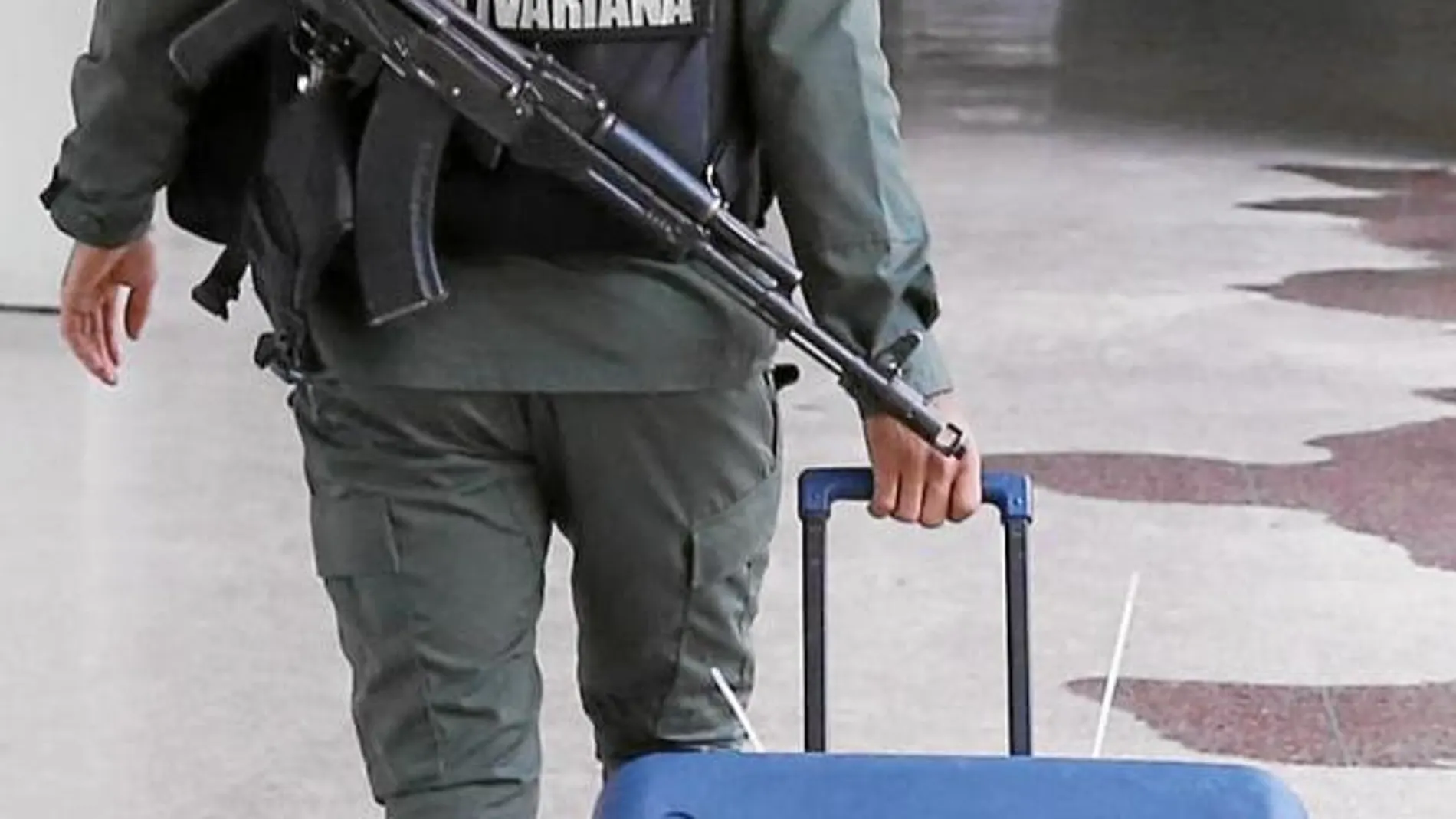 Un miembro de la Guardia Nacional armado traslada una máquina electoral