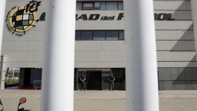 Agentes de la Guardia Civil custodian el acceso principal de la sede de la Federación Española de Fútbol