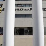 Agentes de la Guardia Civil custodian el acceso principal de la sede de la Federación Española de Fútbol