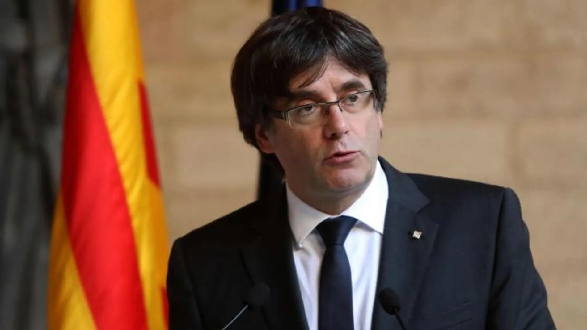 Carles Puigdemont, durante la comparecencia que ha realizado esta tarde en la que ha dejado vía libre para que el Parlament apruebe una declaración de independencia. EFE/Toni Albir