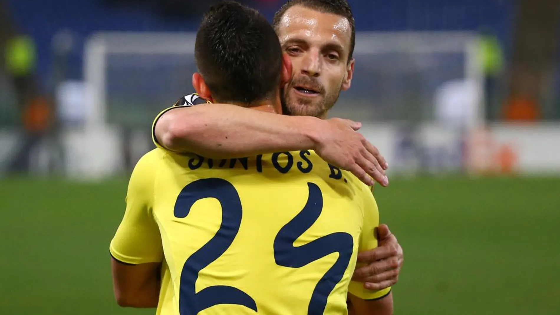 El delantero colombiano del Villarreal, Rafael Borré (i) celebra conn su compañero Roberto Soldado ante la Roma