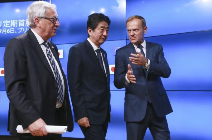 (i-d) El presidente de la Comision Europea, Jean-Claude Juncker, el primer ministro japonés, Shinzo Abe, y el presidente del Consejo Europeo, Donald Tusk, terminan la rueda de prensa ofrecida durante la cumbre bilateral de la Unión Europea y Japón