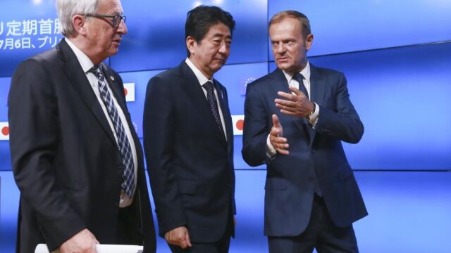 (i-d) El presidente de la Comision Europea, Jean-Claude Juncker, el primer ministro japonés, Shinzo Abe, y el presidente del Consejo Europeo, Donald Tusk, terminan la rueda de prensa ofrecida durante la cumbre bilateral de la Unión Europea y Japón