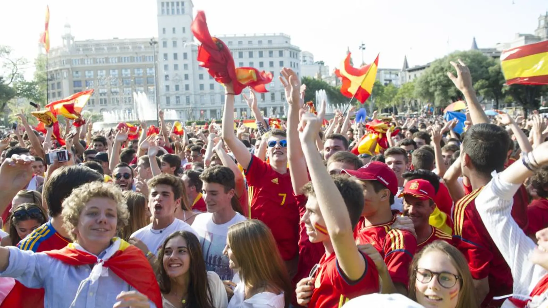 Aficionados reunidos en la Plaza de Cataluña para ver el partido de la selección