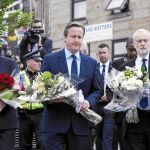 El «premier» David Cameron y el líder laborista, Jeremy Corbyn, acudieron ayer a Birstall a depositar flores en el lugar donde la diputada Cox fue asesinada