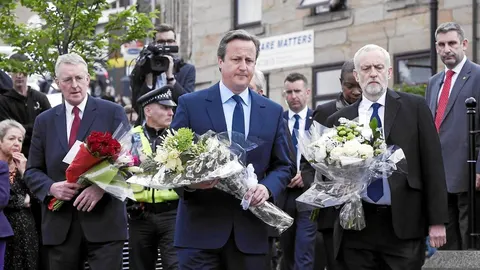 El «premier» David Cameron y el líder laborista, Jeremy Corbyn, acudieron ayer a Birstall a depositar flores en el lugar donde la diputada Cox fue asesinada
