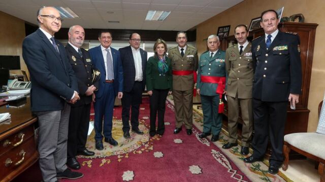 María José Salgueiro al general jefe de la IV Subinspección General del Ejército, José Rivas; el general jefe de la 12 Zona de la Guardia Civil de Castilla y León, Francisco Javier Sualdea; Vicente González, coronel delegado de Defensa en la Comunidad; el jefe de la Policía, Jorge Zurita; su antecesor, Javier Peña Echevarría; el sacerdote Manuel Muiños; Jesús Fonseca y el vicepresidente de las Cortes, Ramiro Ruiz Medrano