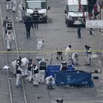 Los investigadores trabajan en el lugar del atentado