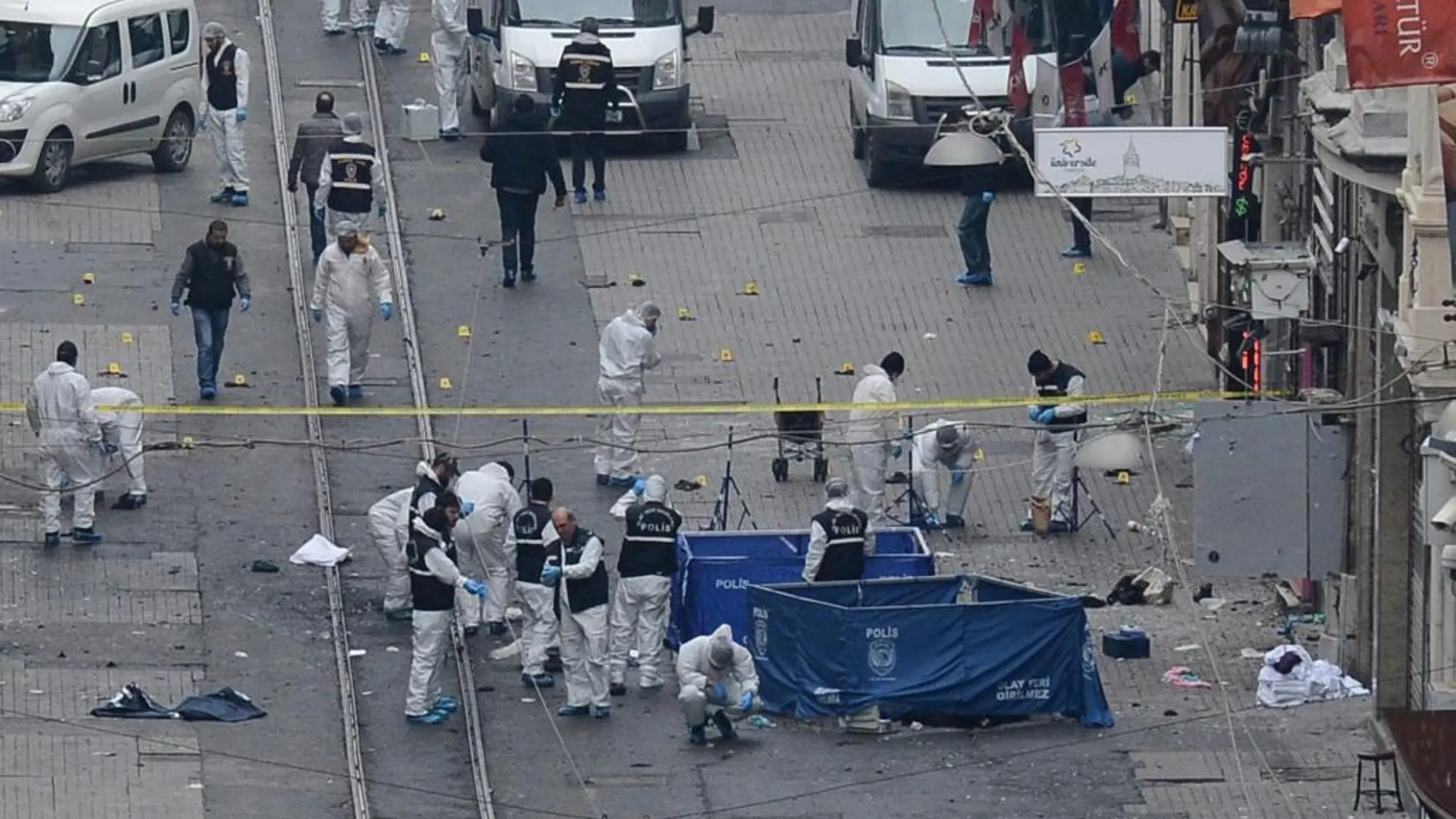 Los investigadores trabajan en el lugar del atentado