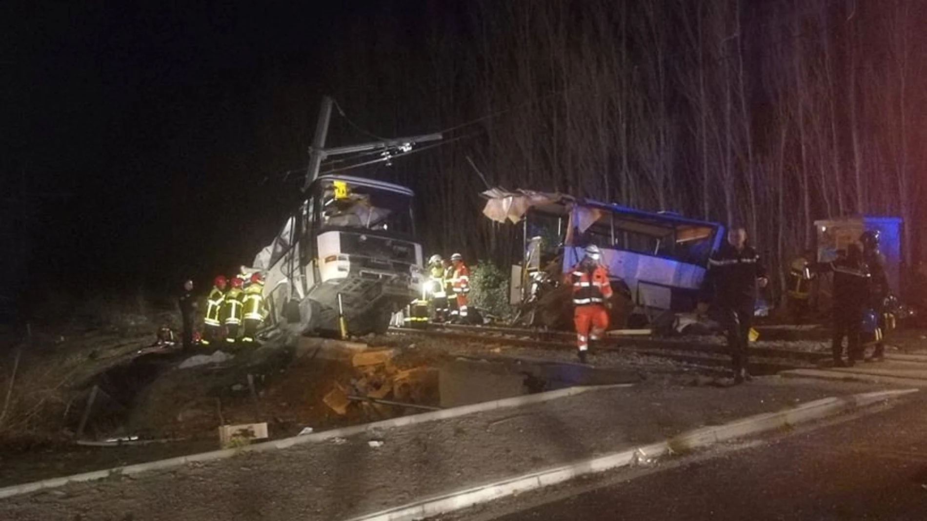 Servicios de rescate en el lugar donde se ha producido el accidente