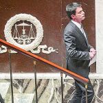 Valls abandona el estrado de la Asamblea Nacional tras su discurso