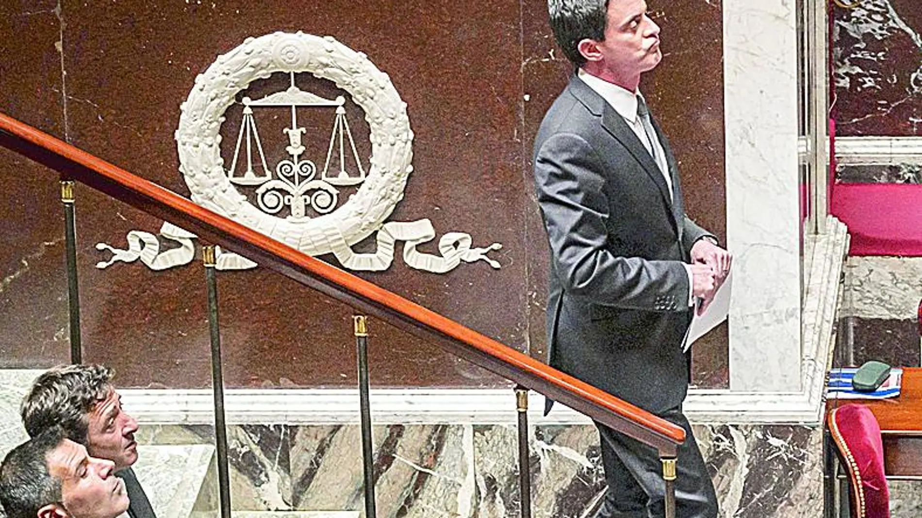 Valls abandona el estrado de la Asamblea Nacional tras su discurso