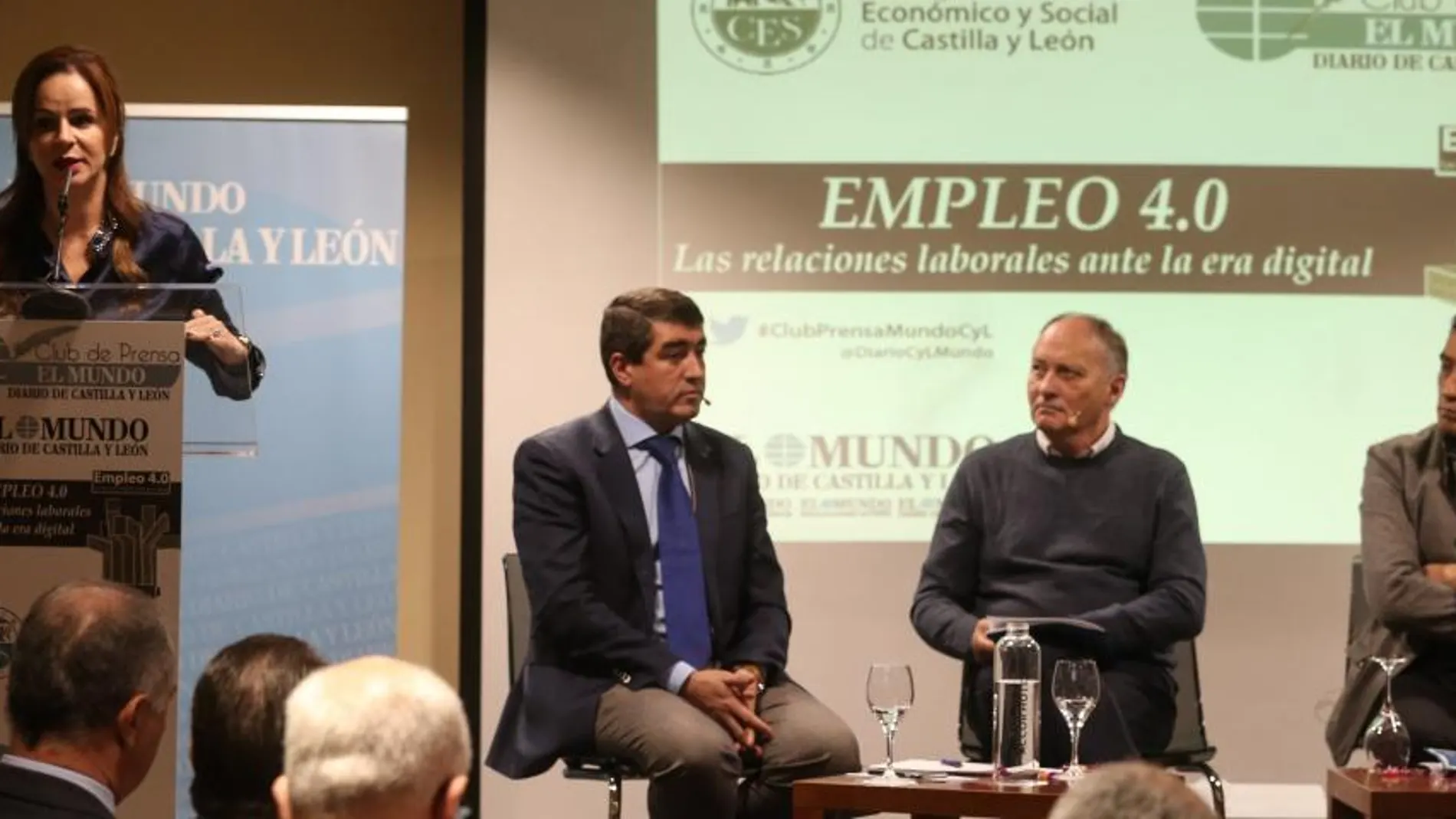Silvia Clemente clausura la jornada bajo la mirada del director de El Mundo Castilla y León, Pablo Lago y los sindicalistas Faustino Temprano y Vicente Andrés