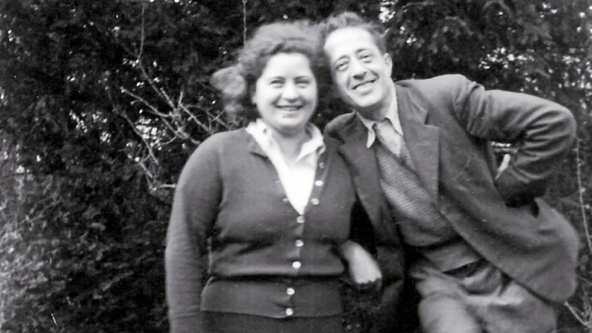 Barea en Faringdon junto a su esposa Ilsa, traductora de toda su obra