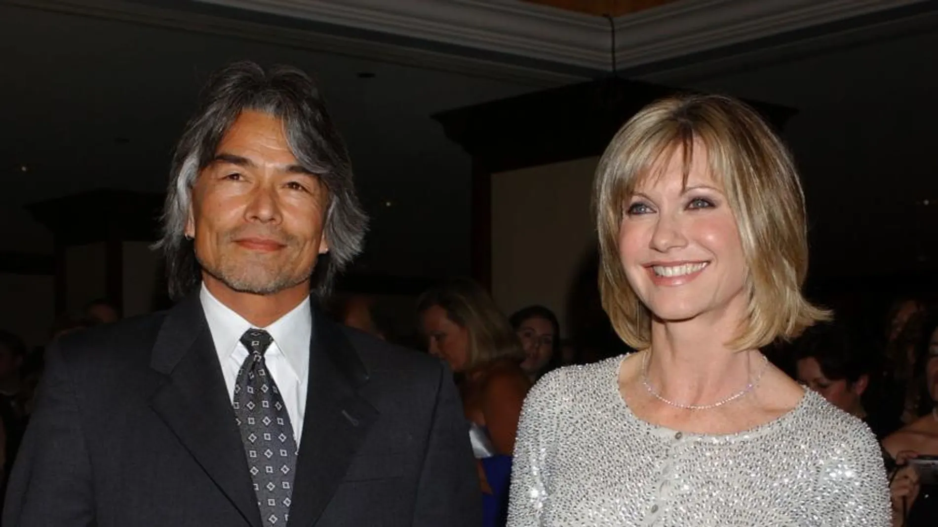 Olivia Newton-John, rota de dolor, no quiere saber nada de su novio desaparecido