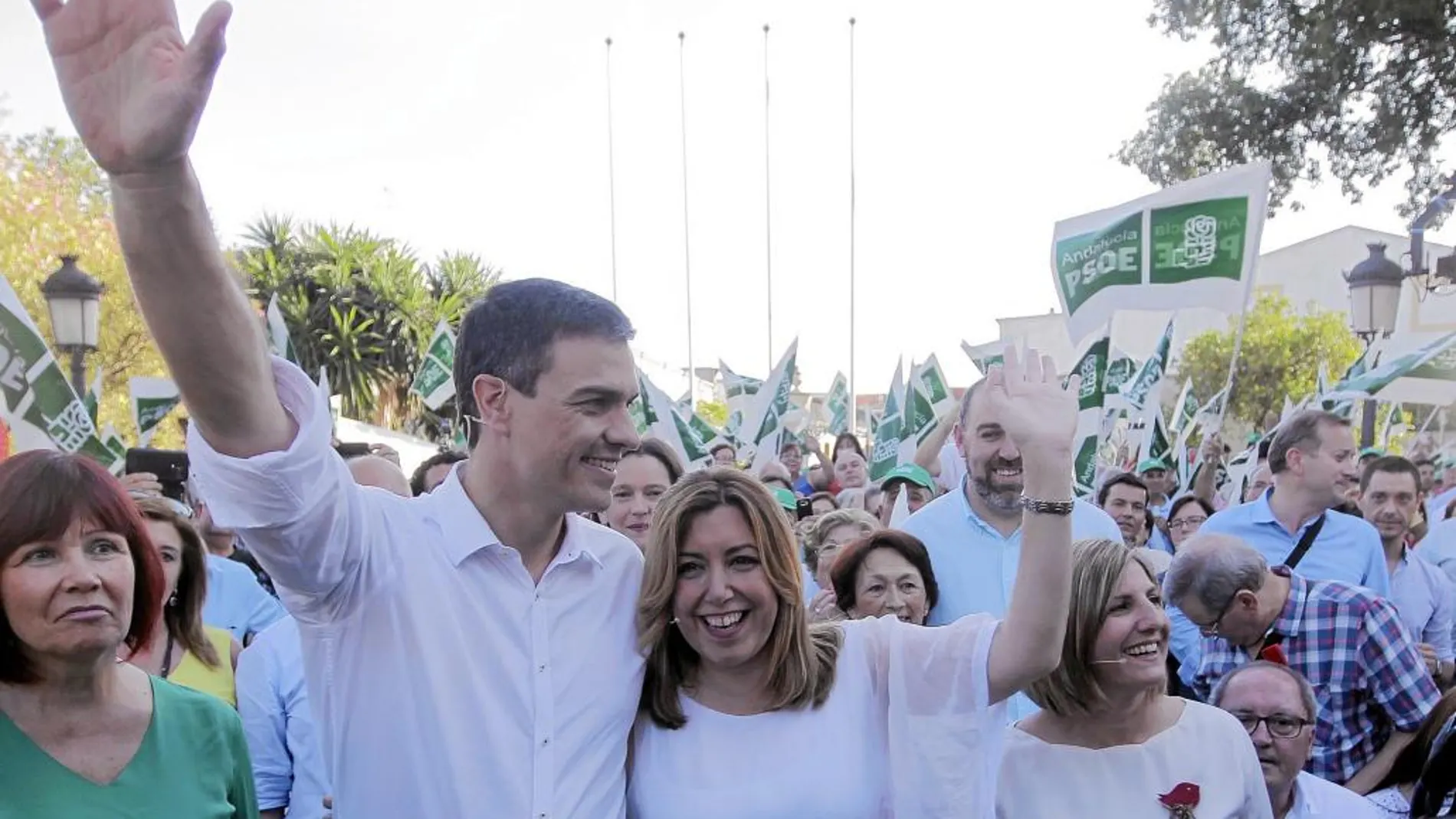 El líder del PSOE, Pedro Sánchez, junto a la presidenta de Andalucía, Susana Díaz, ayer en un mitin en Jerez