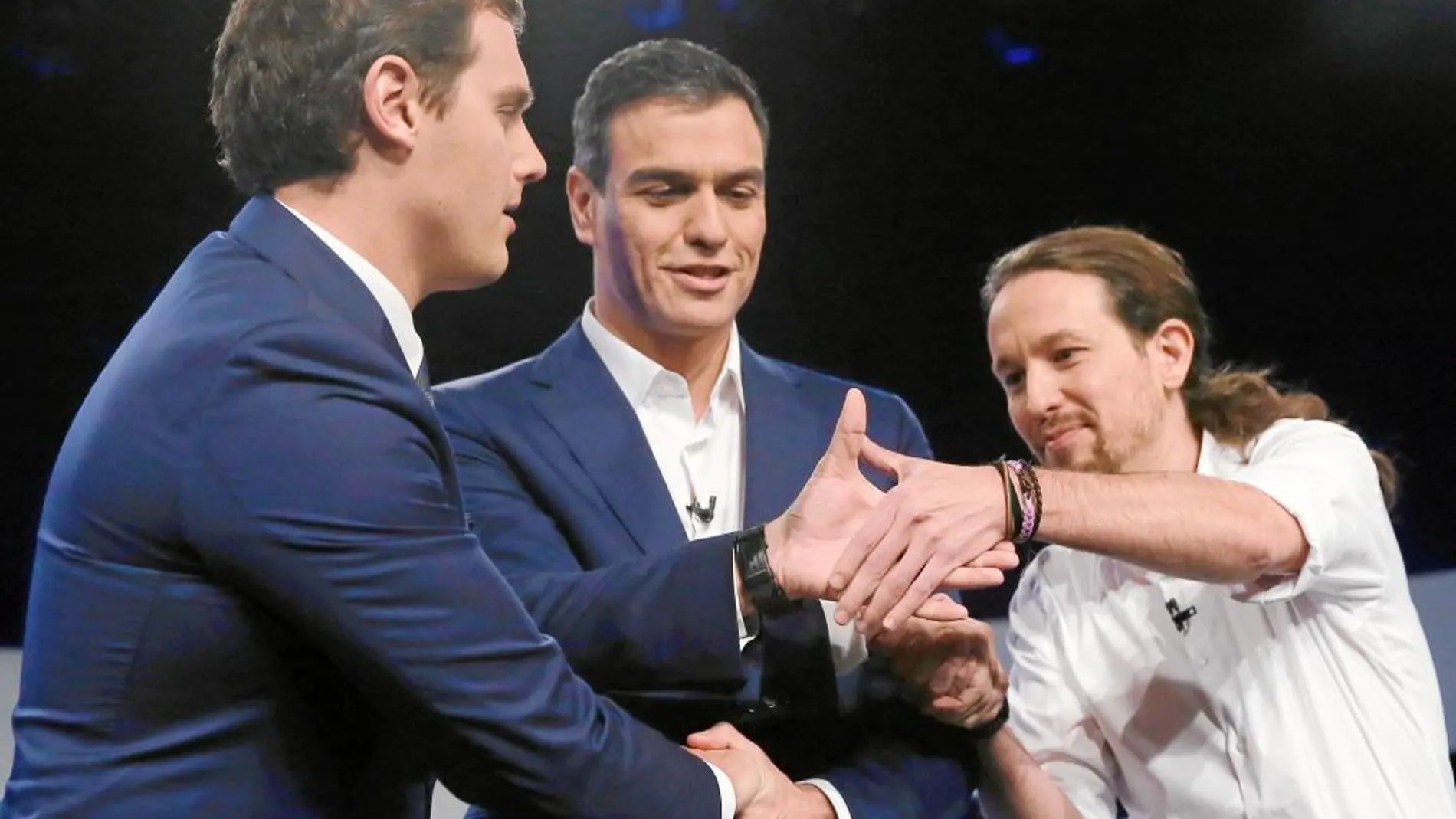 Albert Rivera, Pedro Sánchez y Pablo Iglesias se dan la mano en un acto previo a las elecciones del 20 de diciembre