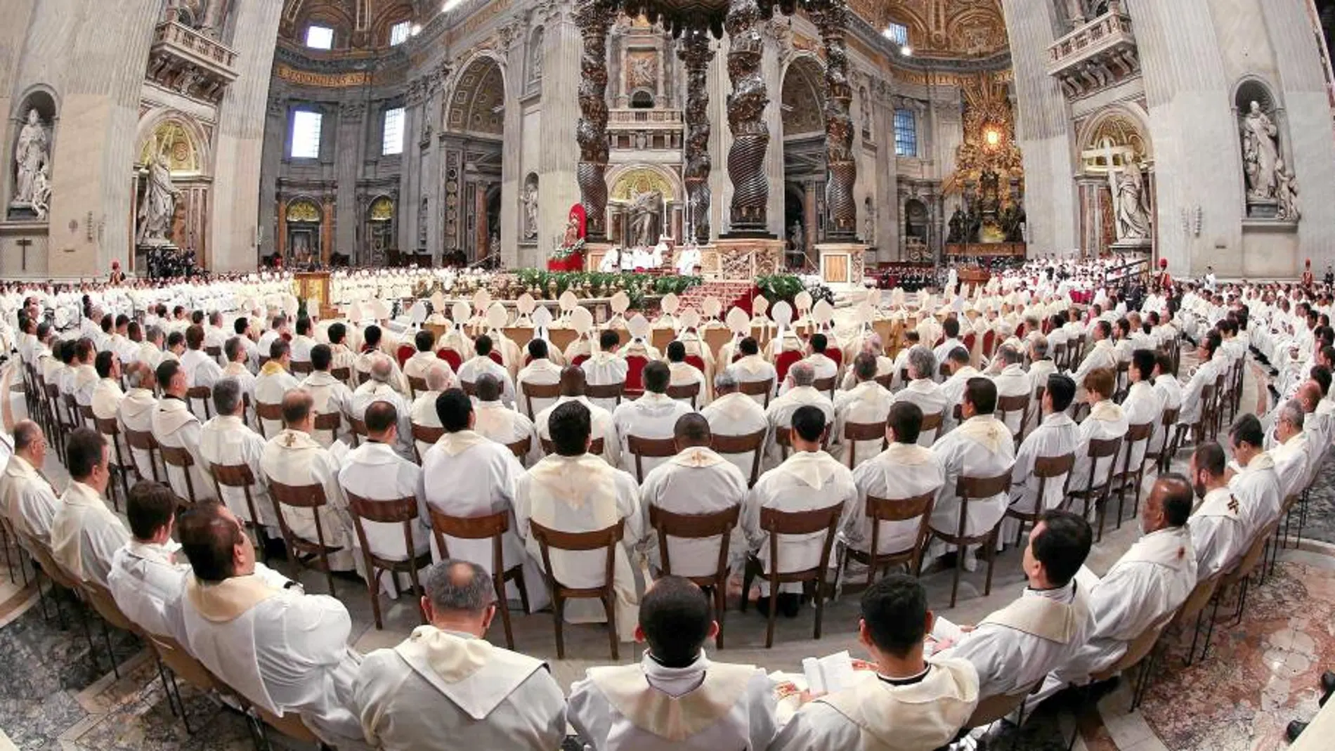 El Santo Padre concelebró la misa del Jueves Santo con 1.600 sacerdotes en la basílica de San Pedro